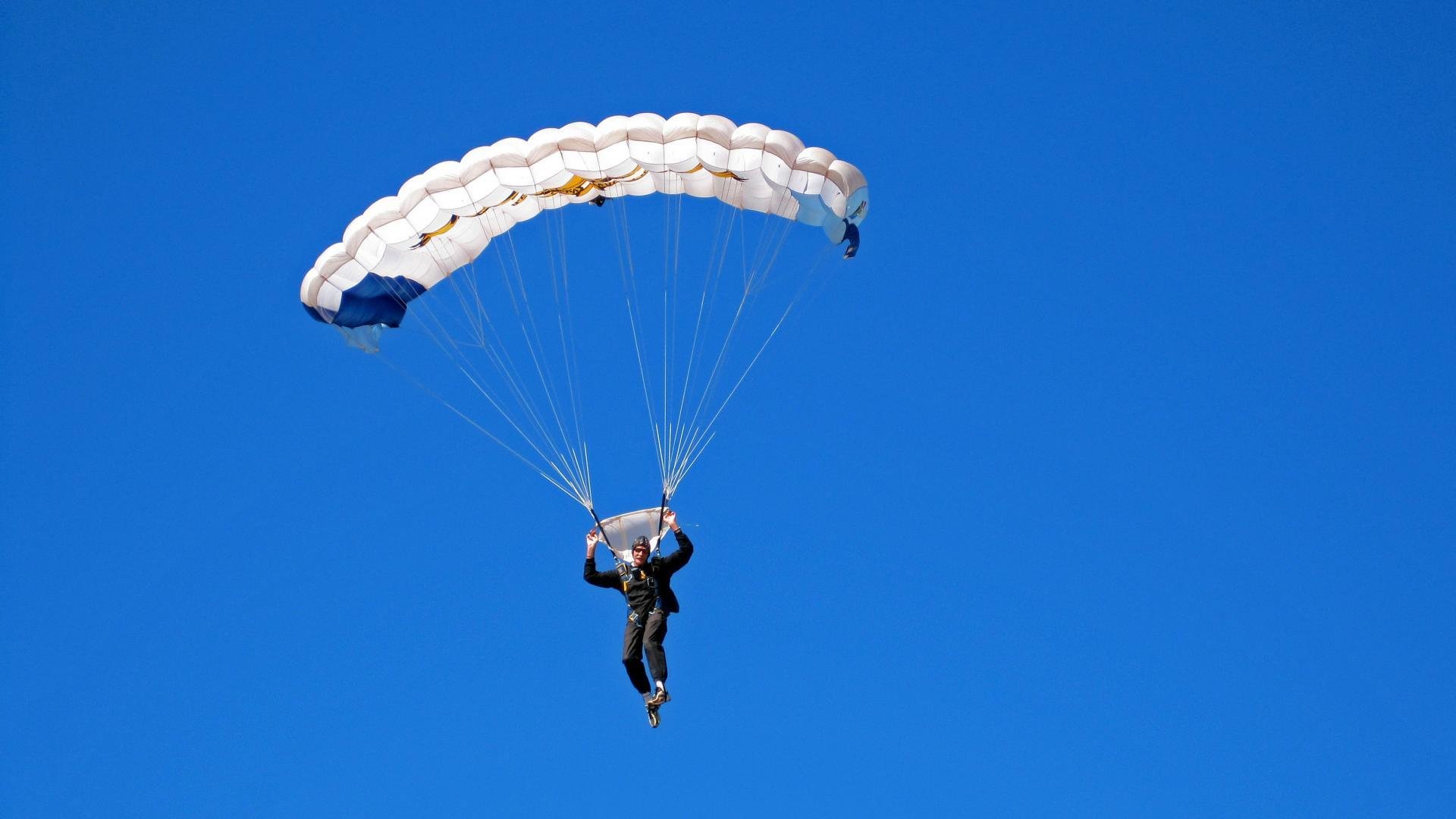 职业联赛未建立球员合同执行信用档案，联赛没有参赛资格